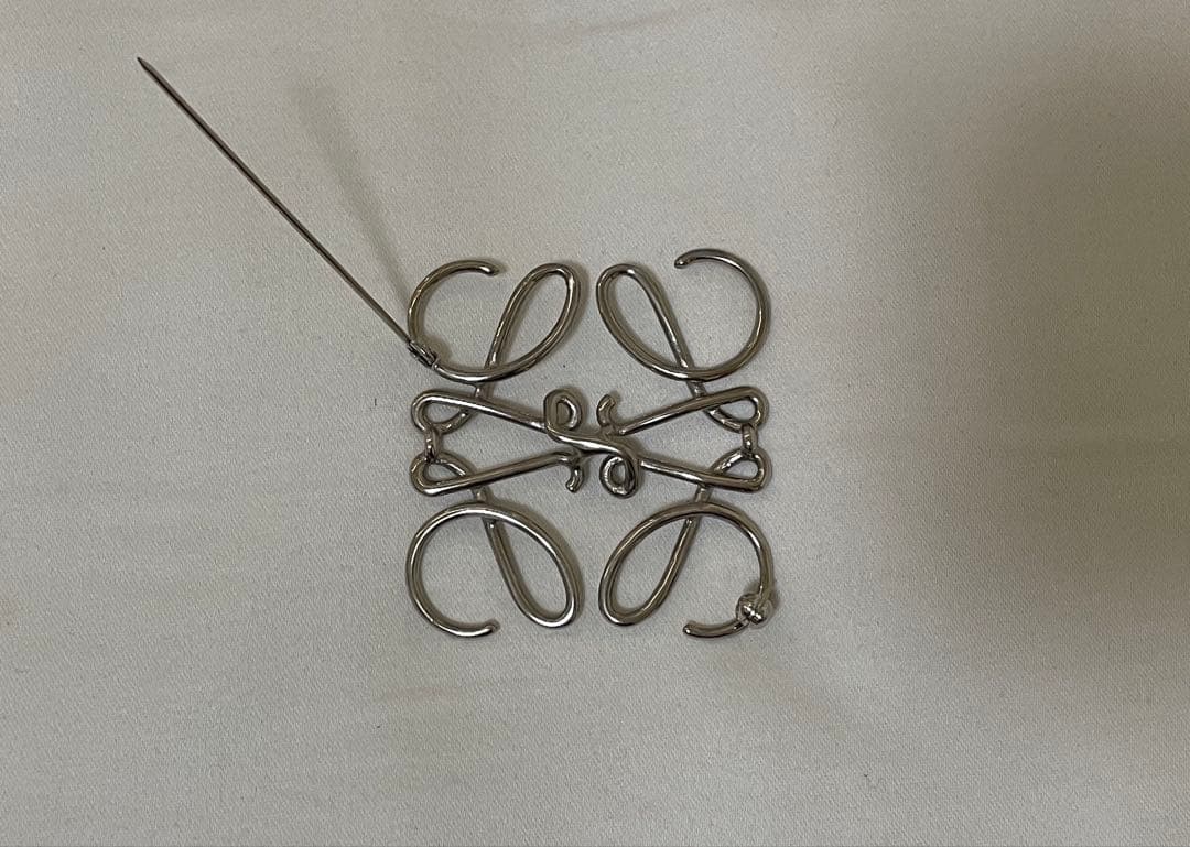 【本日発送可能】LOEWE ロエベ アナグラム ブローチ シルバー