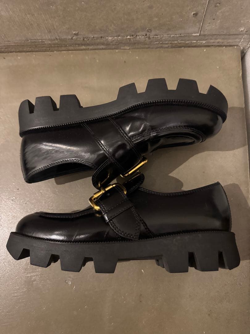 気*マ様 PRADA バックルベルトプラットフォームローファー