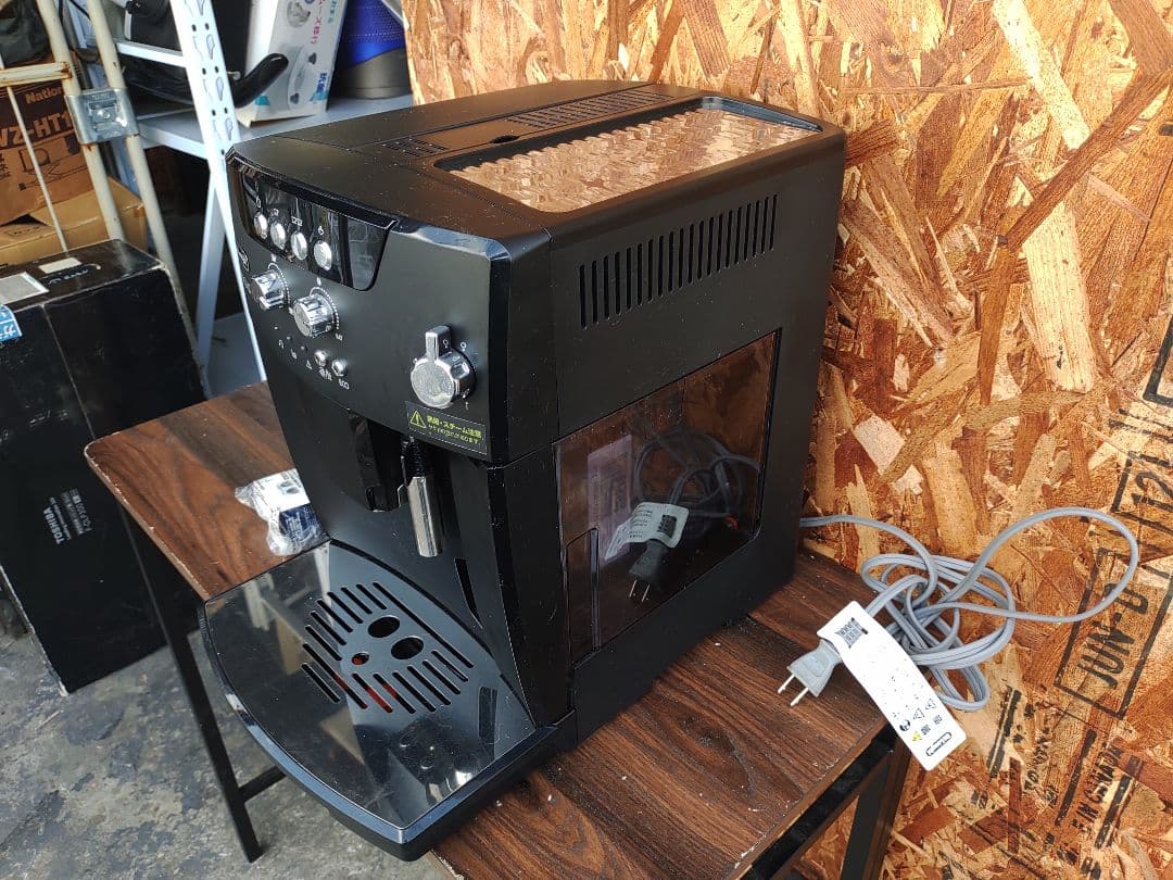 デロンギ全自動エスプレッソマシン マグニフィカSブラック ESAM04110ВН