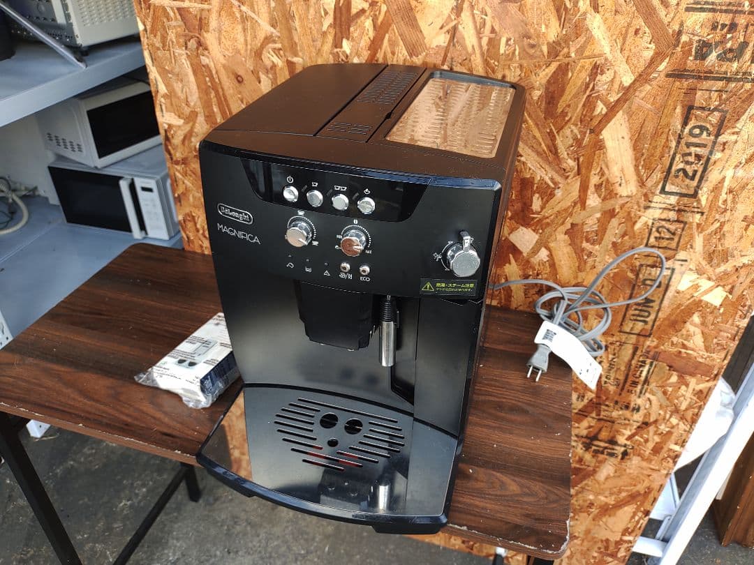 デロンギ全自動エスプレッソマシン マグニフィカSブラック ESAM04110ВН