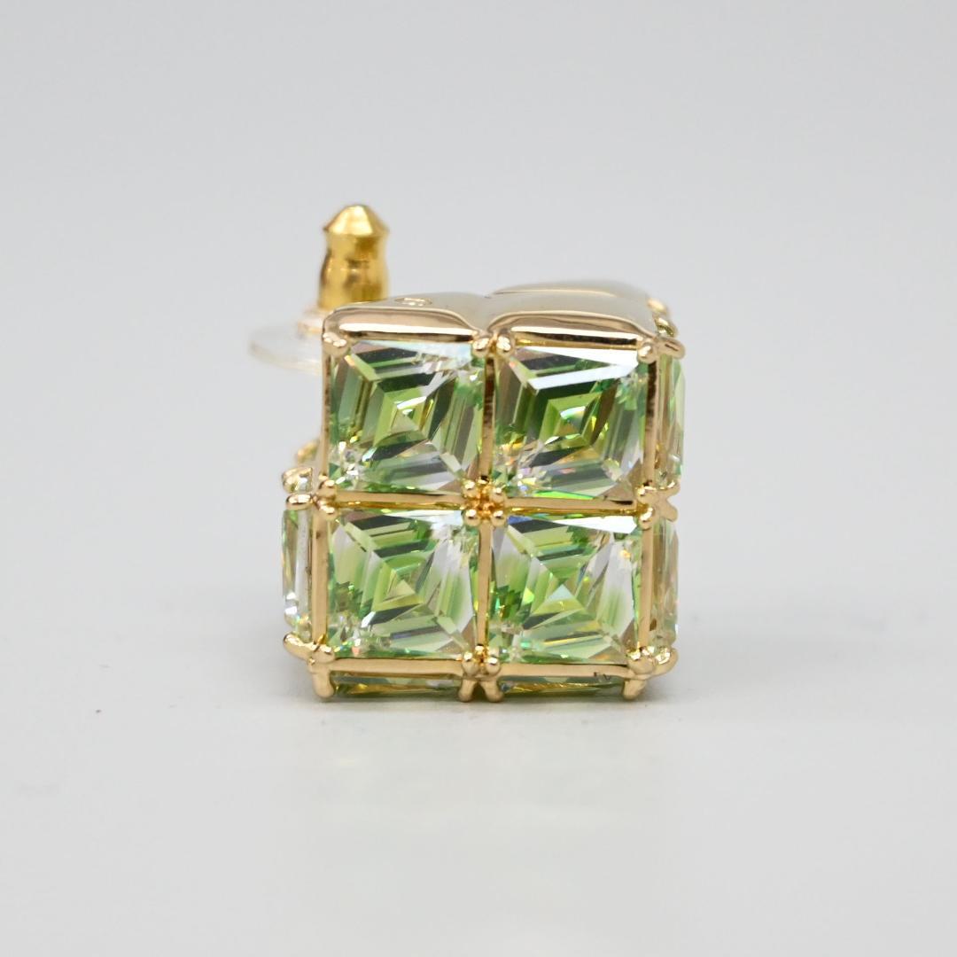 □ 46248★年 スワロフスキー ピアス 片耳 ライトグリーン クリスタル