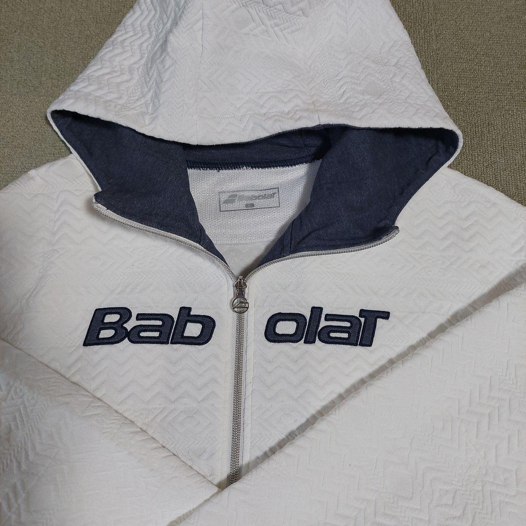 未使用に近い美品　バボラ　レディースフード付きジャケット　ホワイト×ネイビー　O