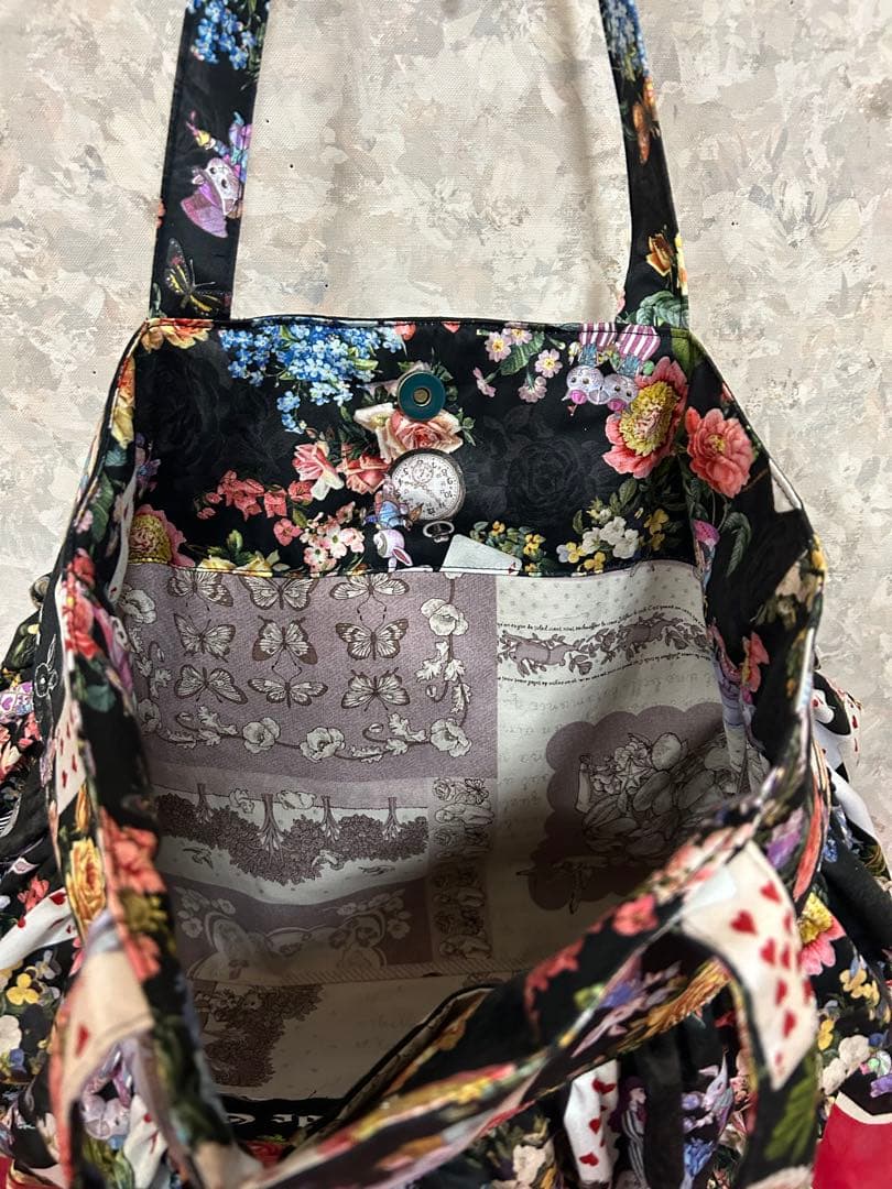 なん　ジョリーフルール フリルバッグ　Aliceパーティー柄ブラック