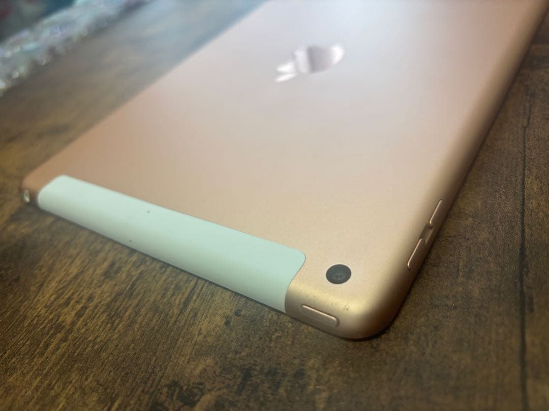 Apple iPad 本体　ゴールド　第６世代