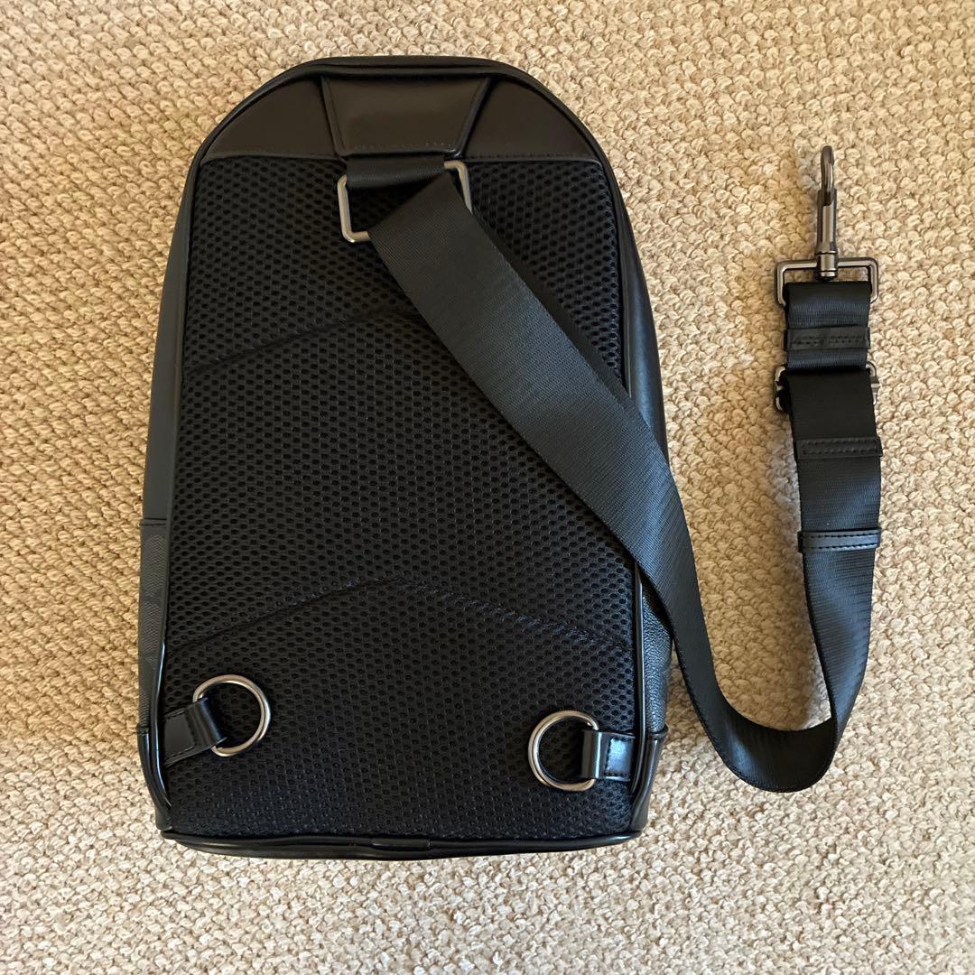 COACH シグニチャー柄ボディバッグ