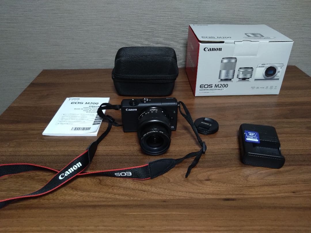 Canon EOS M200 本体と付属品
