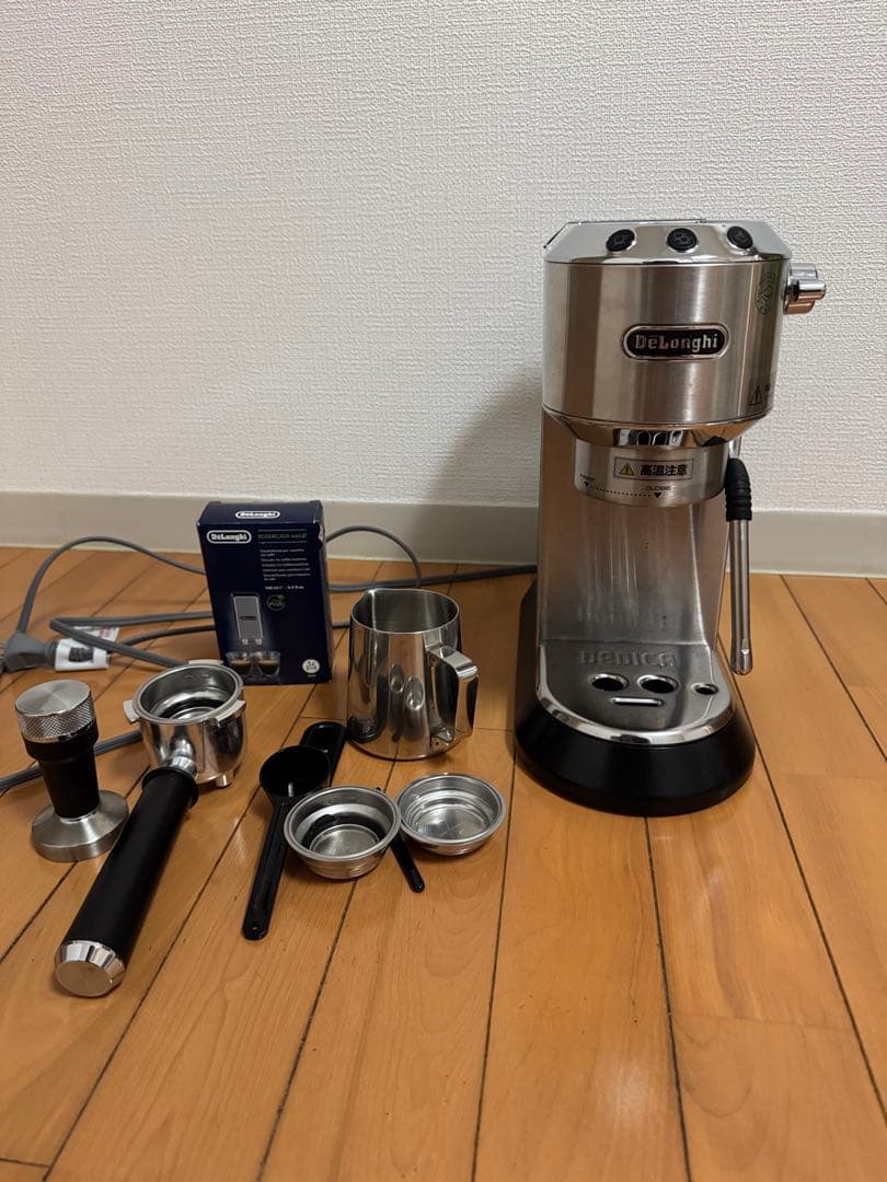 DeLonghi エスプレッソマシン デロンギ　デディカアルテ　EC885J
