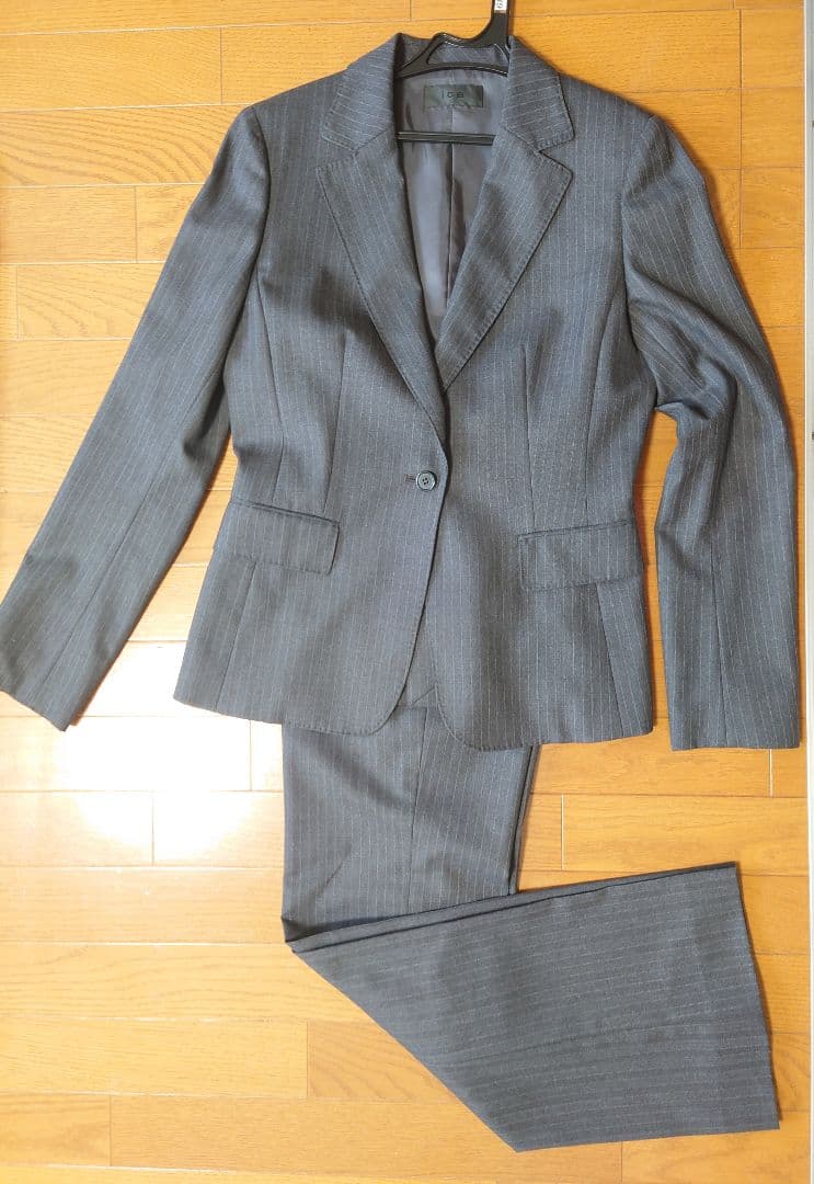 【美品】近年 iCB パンツスーツ ダーク グレー ストライプ