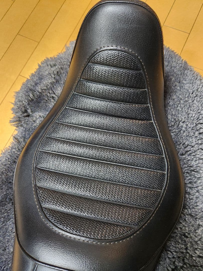 ハーレーダビッドソン　KandH バイクシート 黒 レザー ストライプデザイン