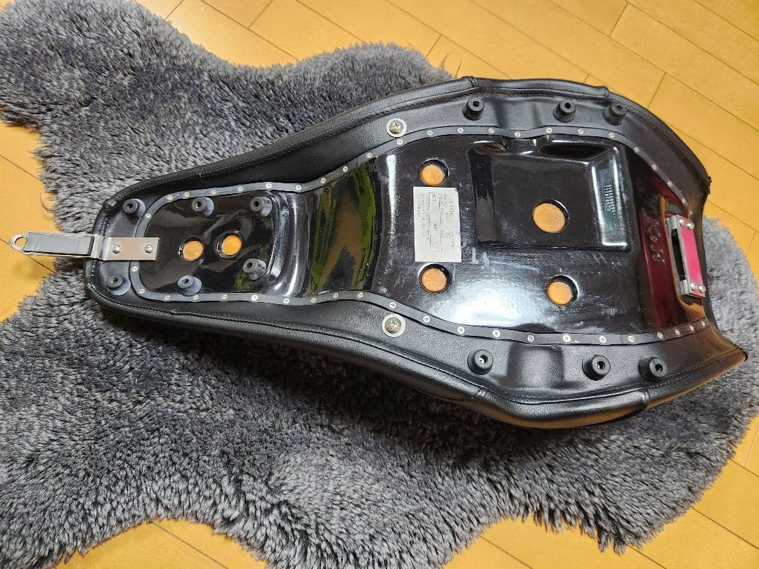 ハーレーダビッドソン　KandH バイクシート 黒 レザー ストライプデザイン