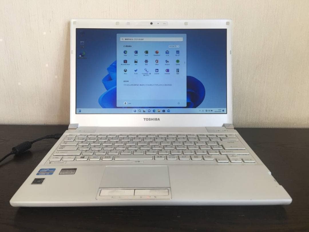 東芝 dynabook R732/E26HW　コンパクト ノートパソコン　①