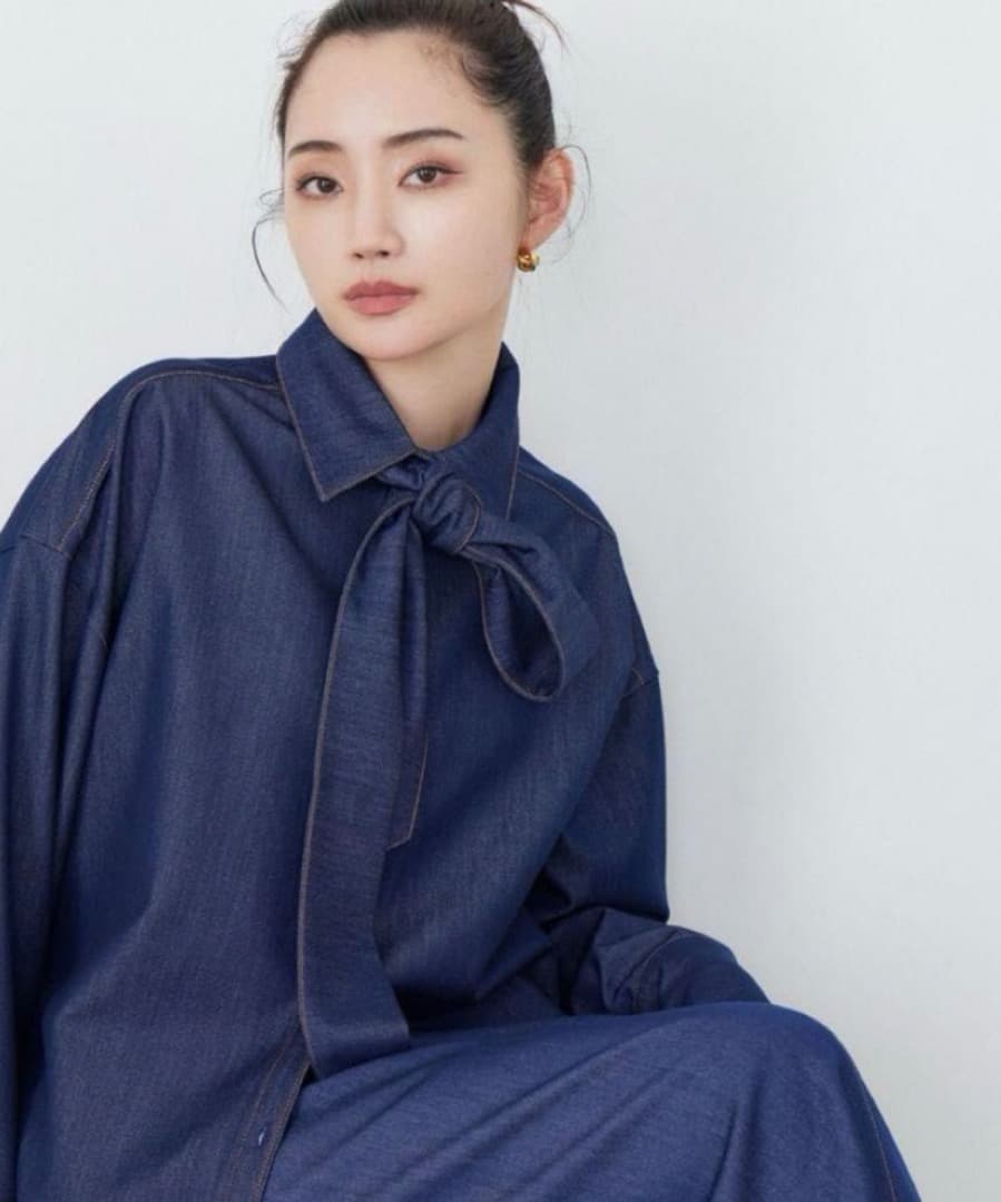 《柳橋唯さん》ワイドスリーブタイネックシャツ