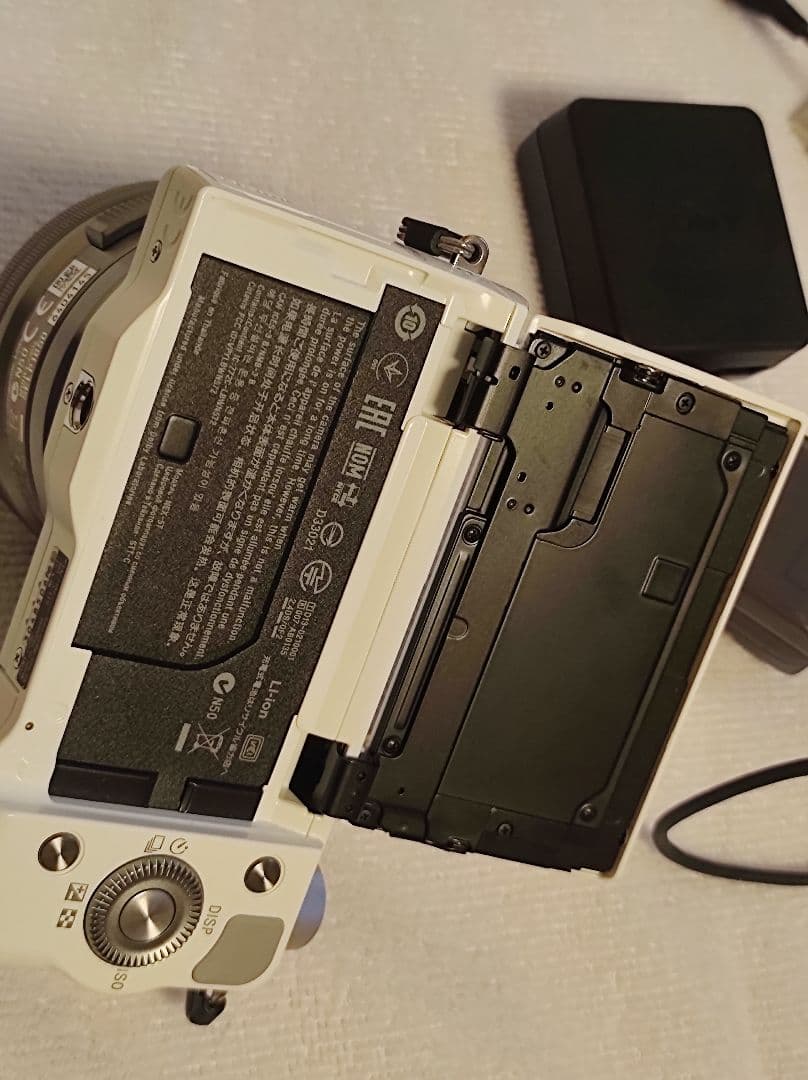 SONY NEX 5T ミラーレスカメラと16-50mmレンズのセット。