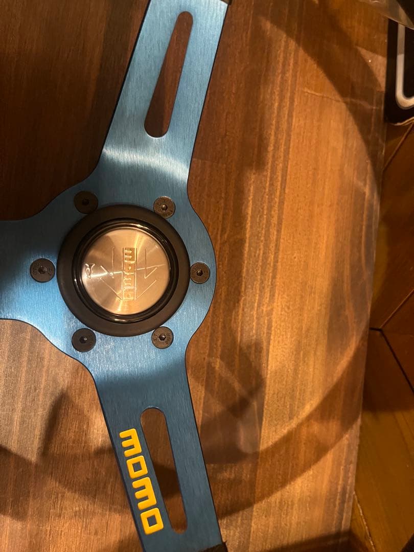 Momoステアリング　35パイ　ほぼ新品