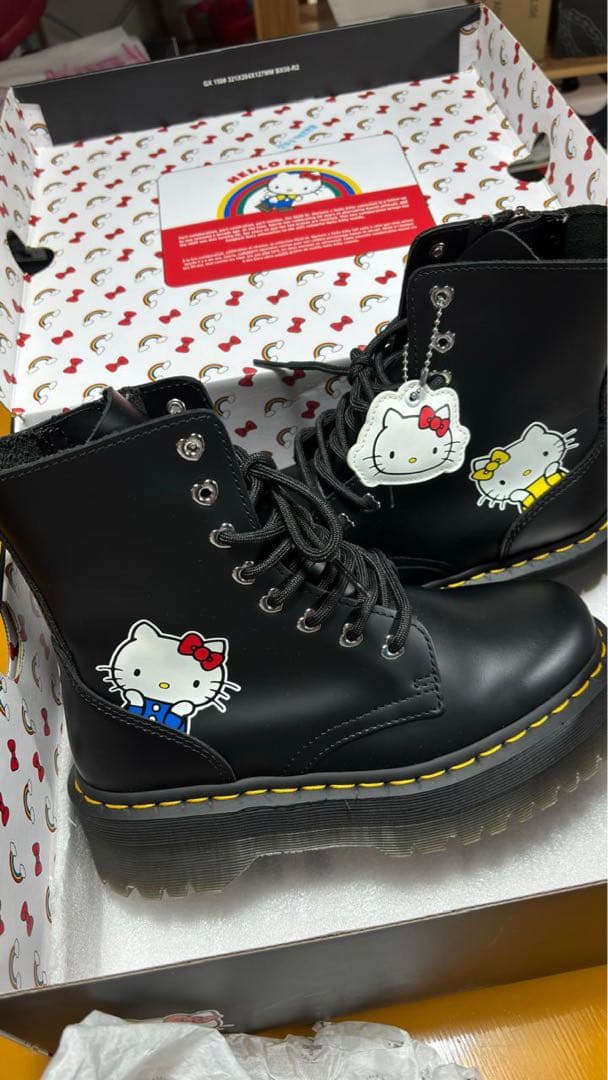 Dr. Martens ハローキティ Jadon HK厚底ブーツ