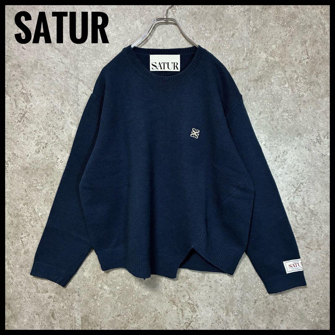 SATUR セター アシンメトリーニット セーター 刺繍ワンポイント ネイビー