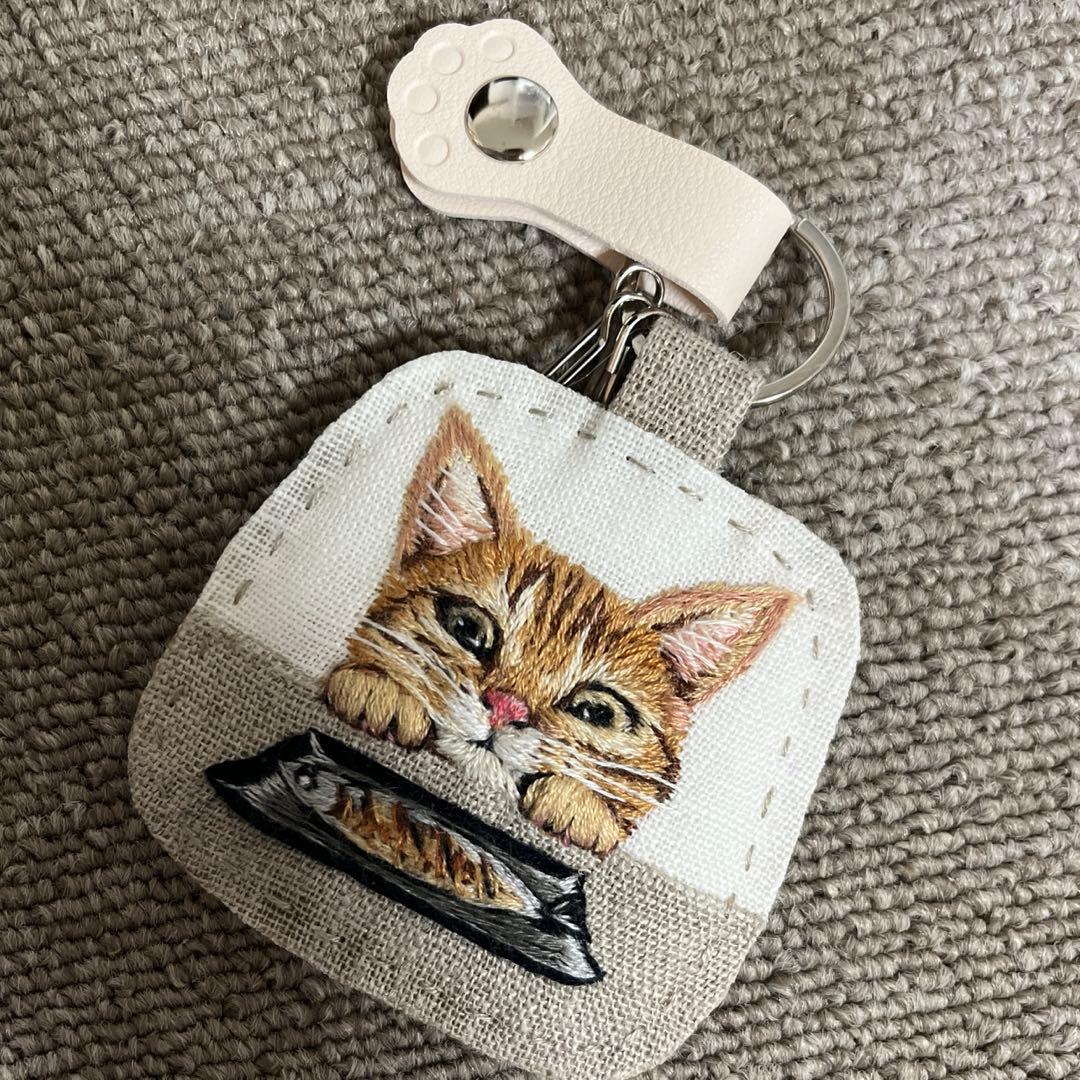 タ*ー様 ハンドメイド刺繍キーホルダー焼き魚と茶トラさん