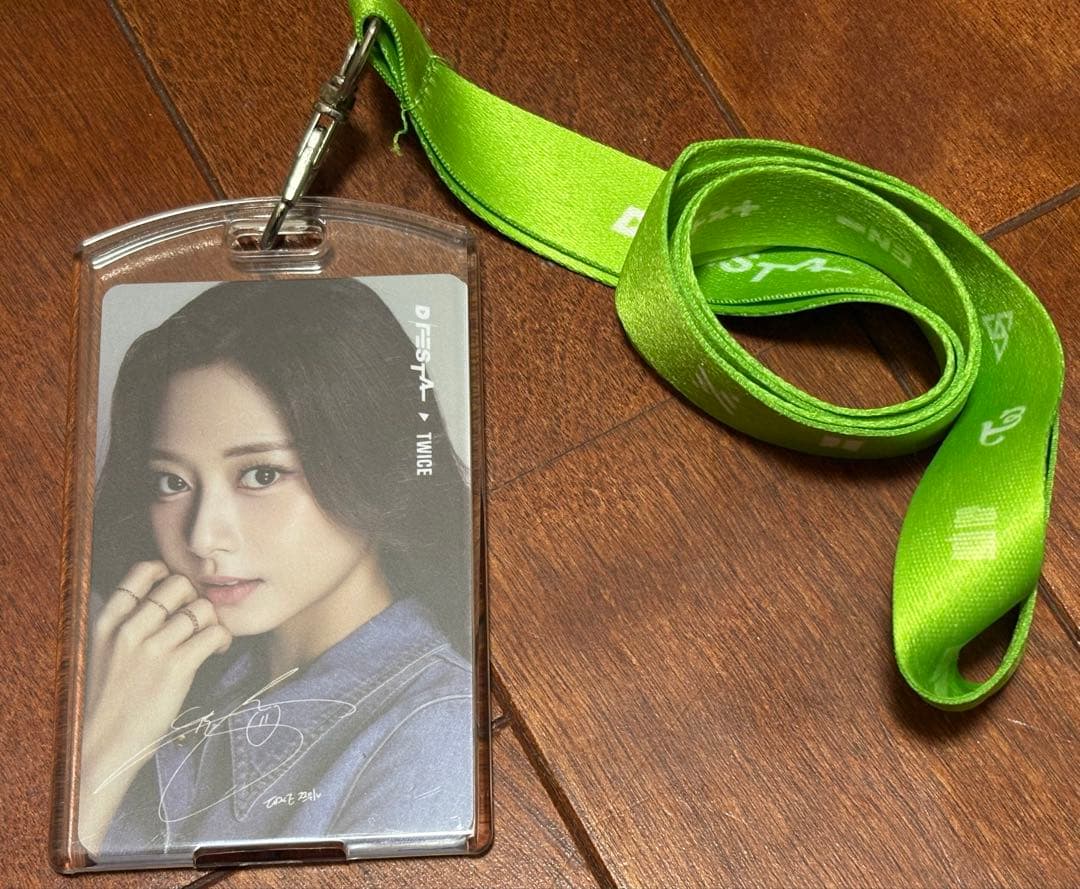 TWICE ツウィ　ストラップ付き