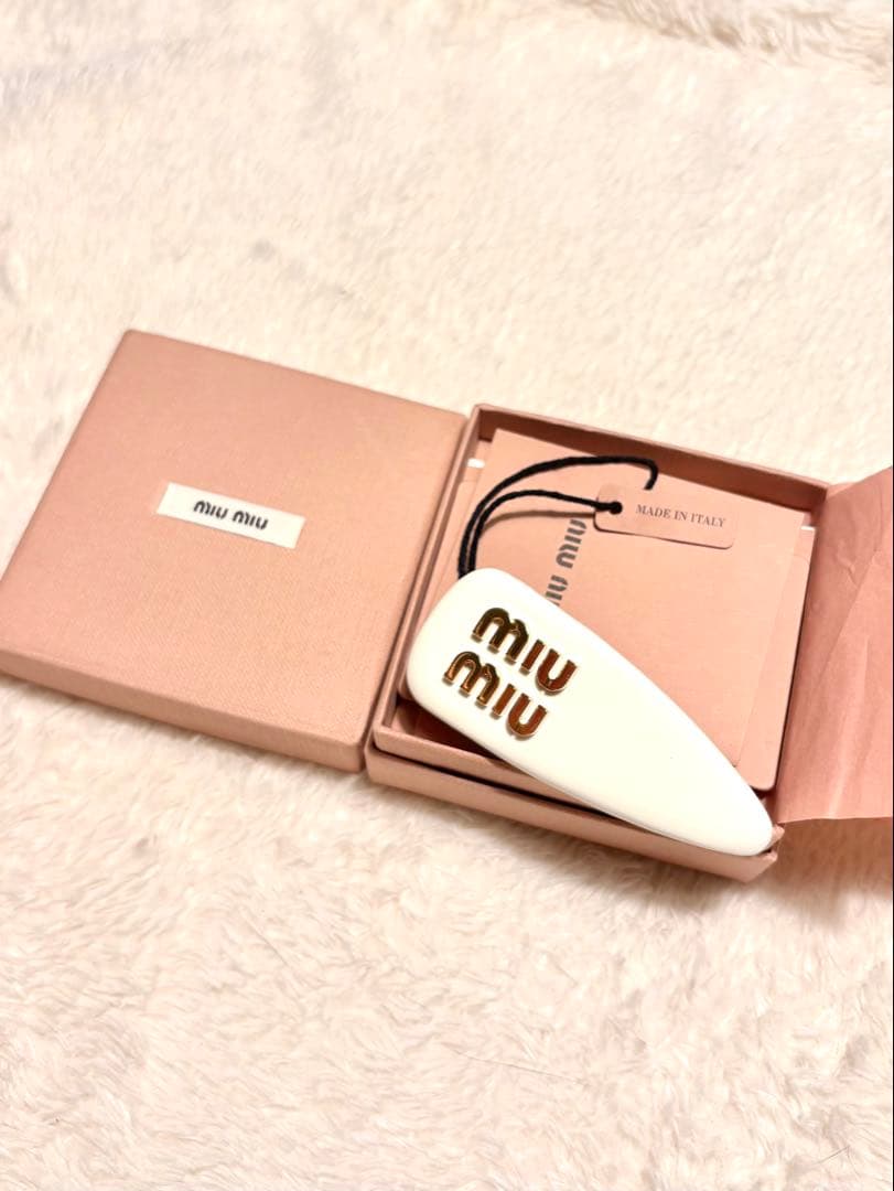 【100%正規品】新品未使用！miu miu ロゴ ヘアピン ホワイト ゴールド