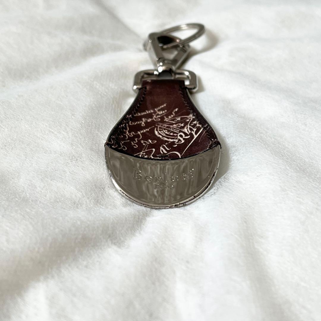 ベルルッティ　シューホーン　キーホルダー　カリグラフィー　レザー　茶色　チャーム