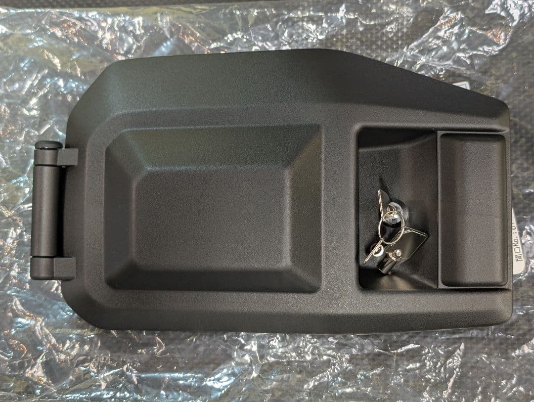 ランクル70再再販(GDJ76W) 尿素リッドカバー 鍵付き加工