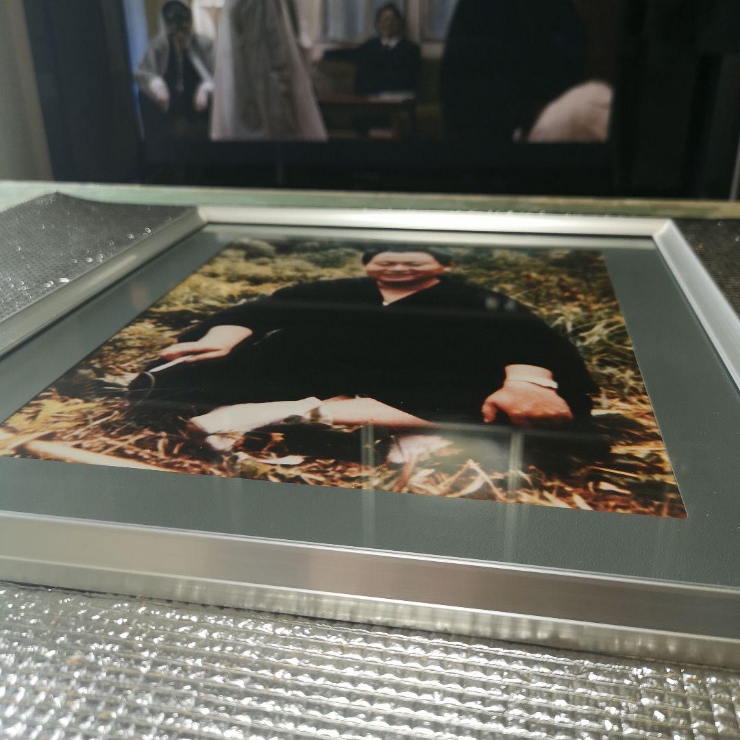 大自然の中で、座禅を組み笑いの高橋信次先生の生写真　大サイズ