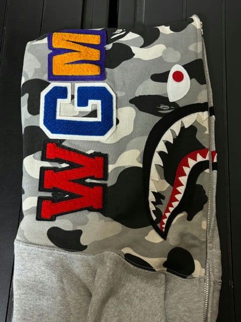 アベイシングエイプ シャークパーカー 灰カモ