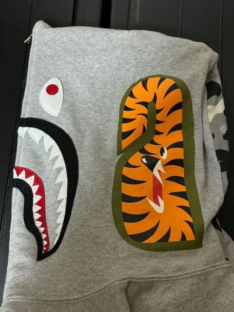 アベイシングエイプ シャークパーカー 灰カモ