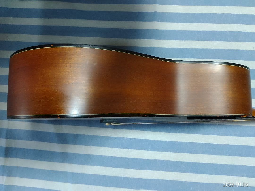 Morrisのカッタウェイ・アコースティックギターS-30ハードケース付きです。