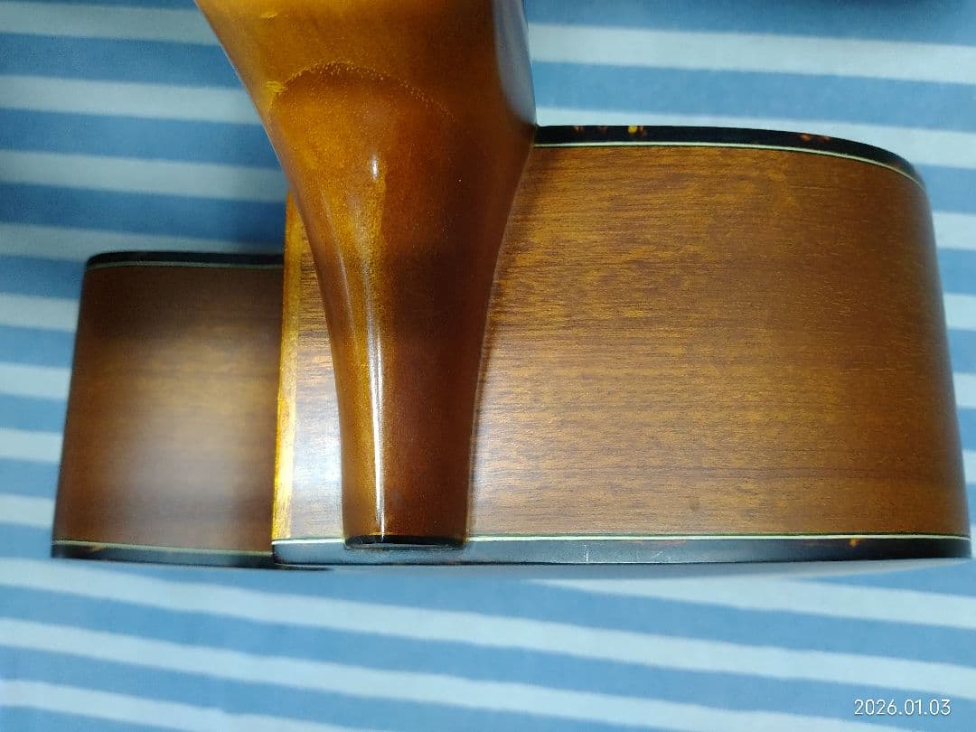 Morrisのカッタウェイ・アコースティックギターS-30ハードケース付きです。