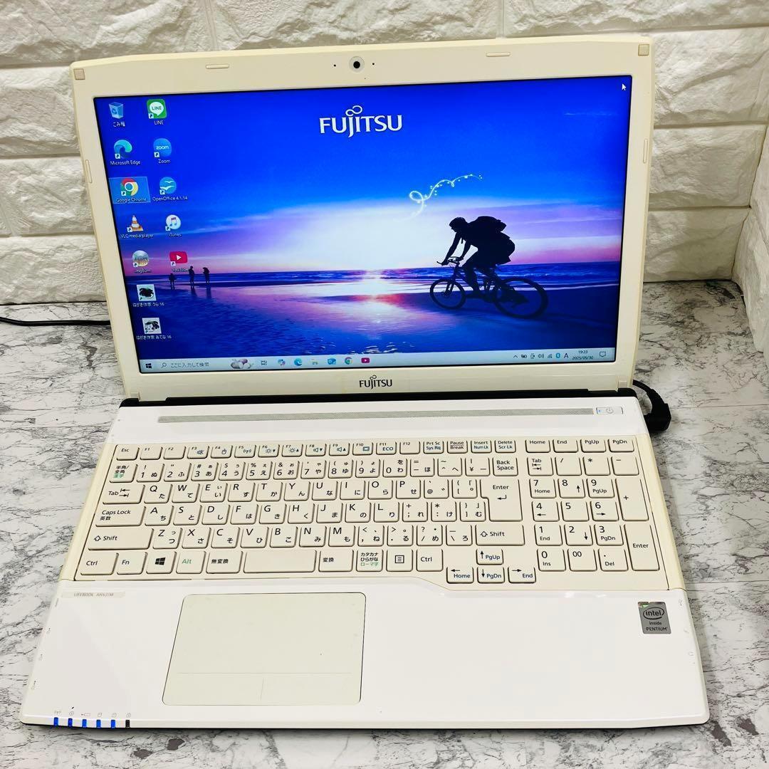✨すぐ使える薄型 ノートパソコン✨Windows10 カメラ付き 白 富士通