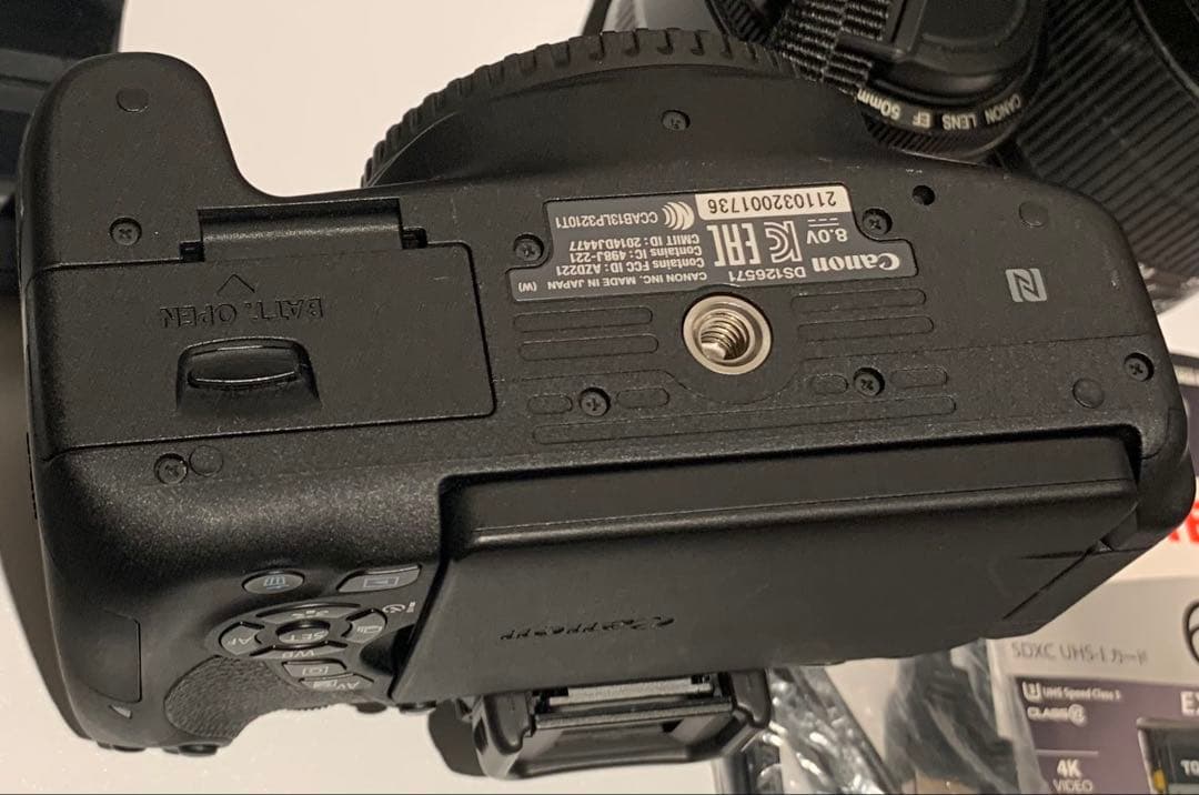 Canon EOS Kiss X8i ダブルズームキット(単焦点レンズ+α付き)