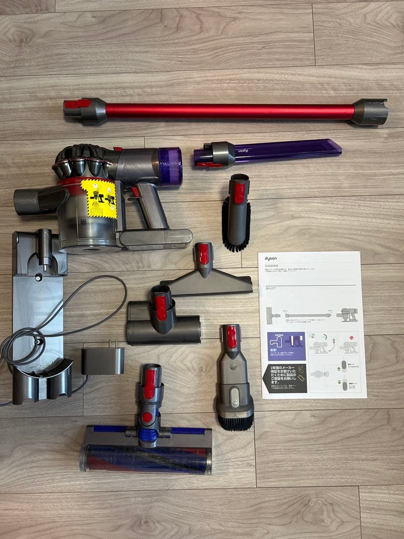 Dyson V8 slim Fluffy+スティッククリーナー本体と付属品