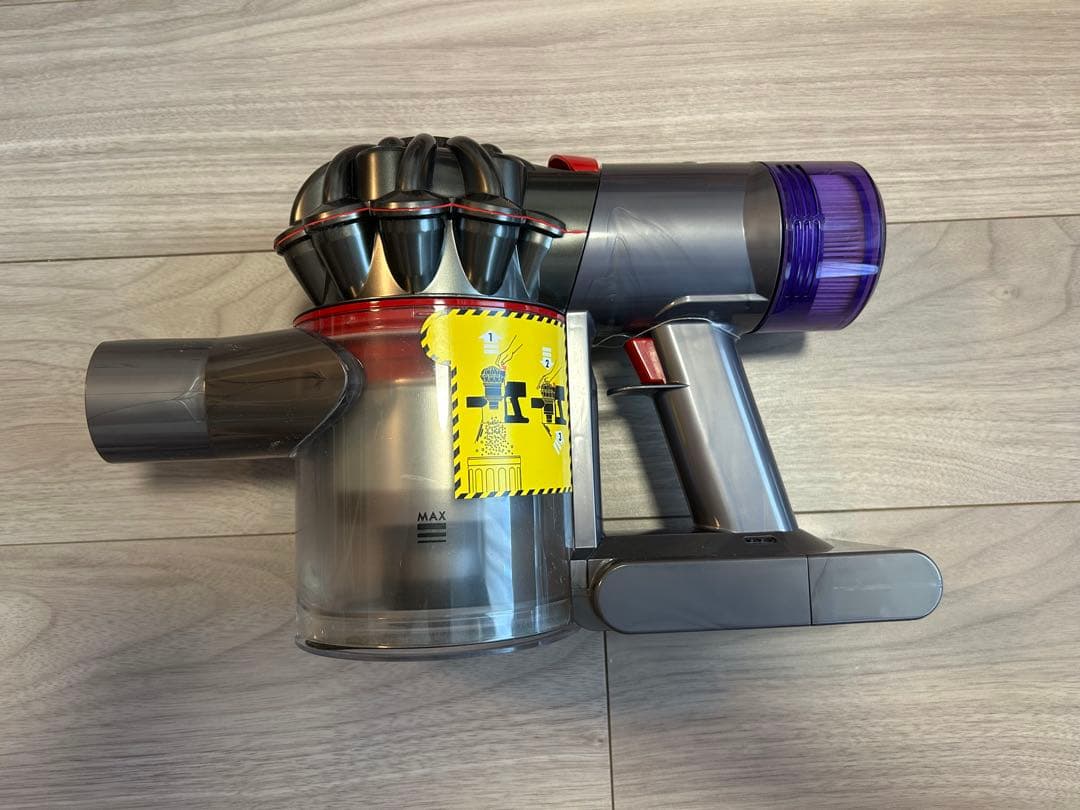 Dyson V8 slim Fluffy+スティッククリーナー本体と付属品