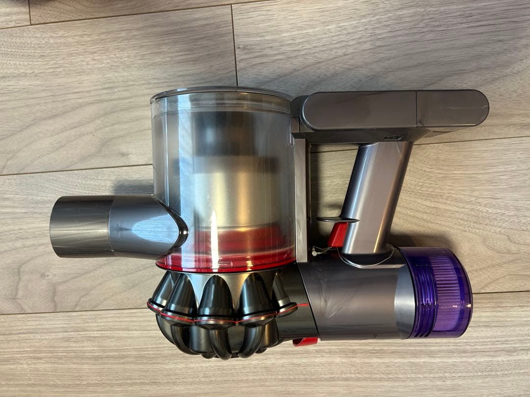 Dyson V8 slim Fluffy+スティッククリーナー本体と付属品