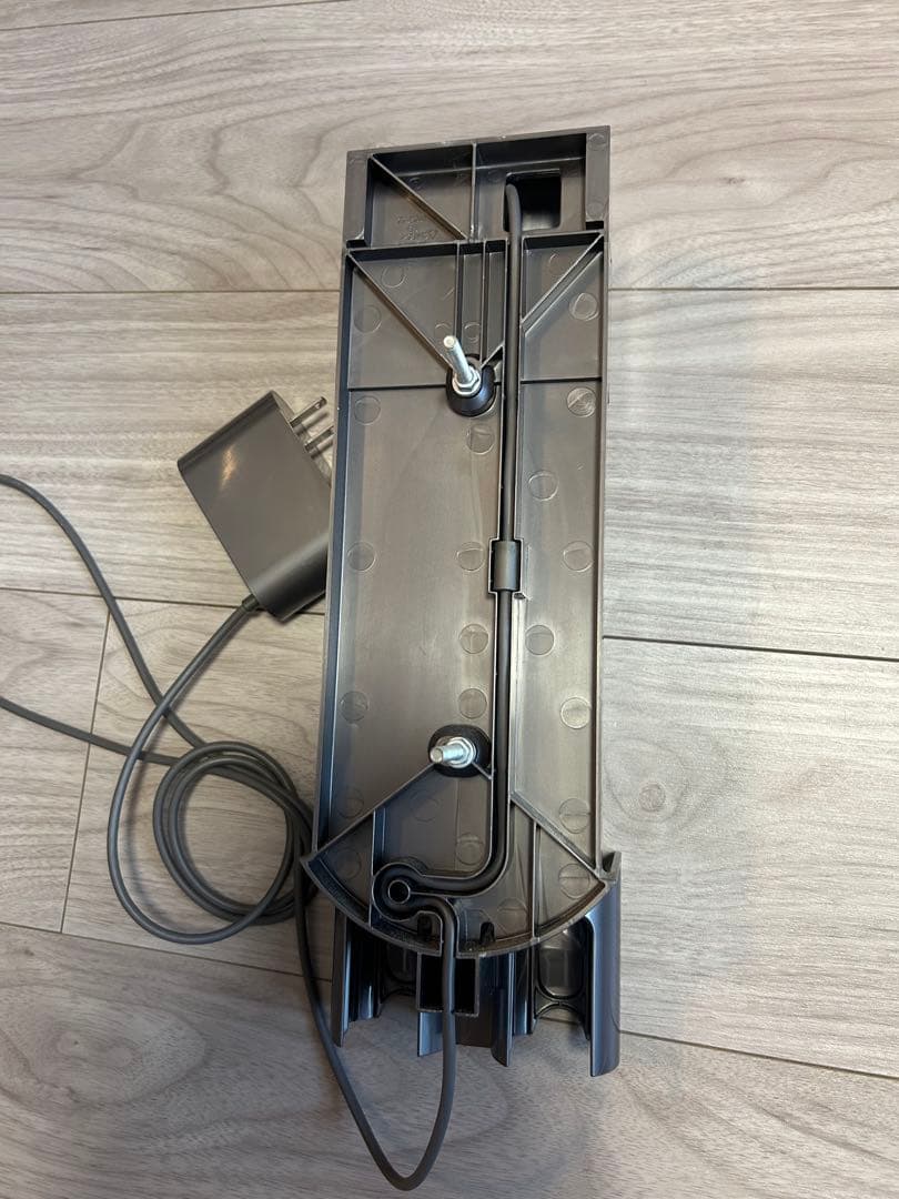 Dyson V8 slim Fluffy+スティッククリーナー本体と付属品