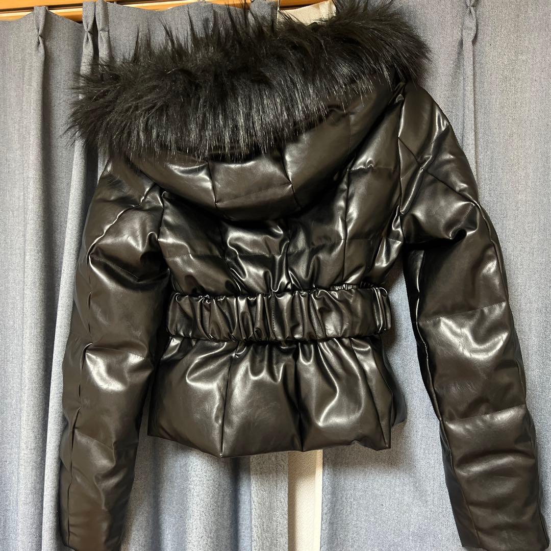 GYDA ファー付きブラックダウンジャケット