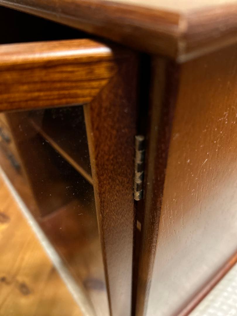 アンティーク　段違い　木製キャビネット ガラス扉付き 小引き出し3段