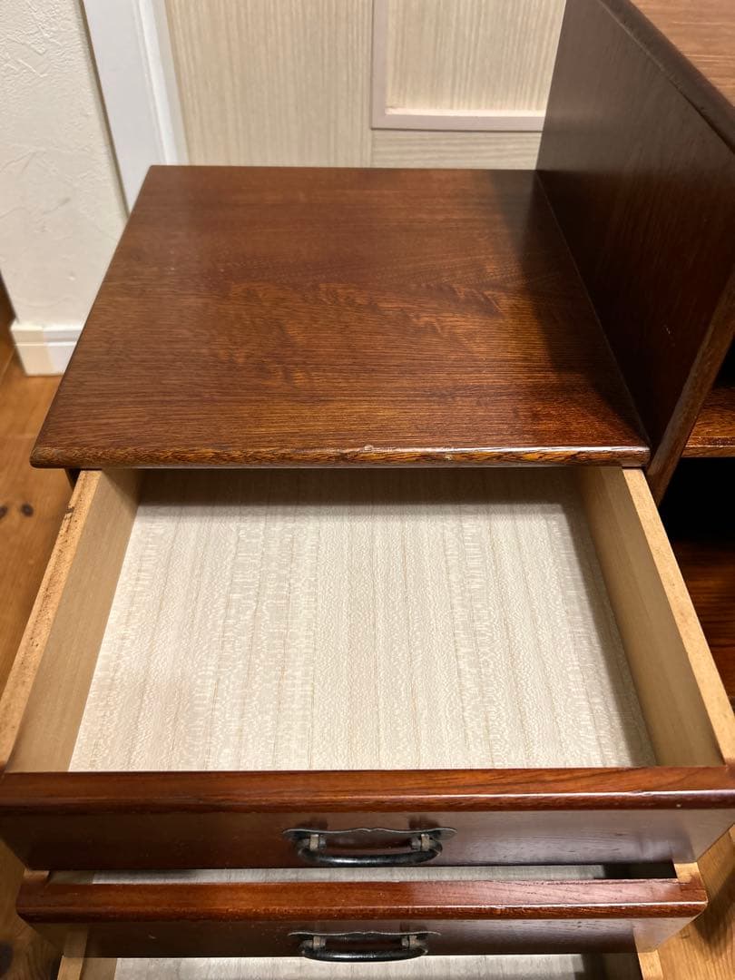 アンティーク　段違い　木製キャビネット ガラス扉付き 小引き出し3段