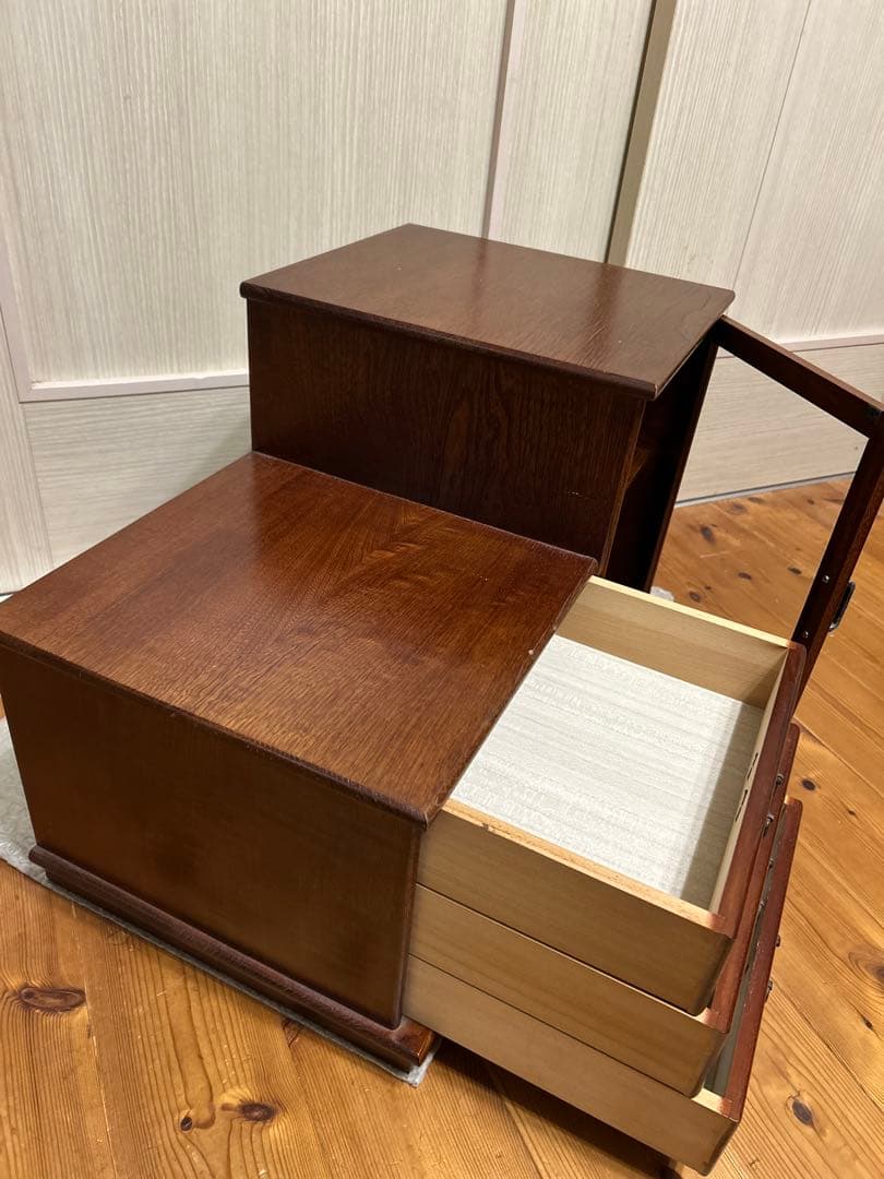 アンティーク　段違い　木製キャビネット ガラス扉付き 小引き出し3段