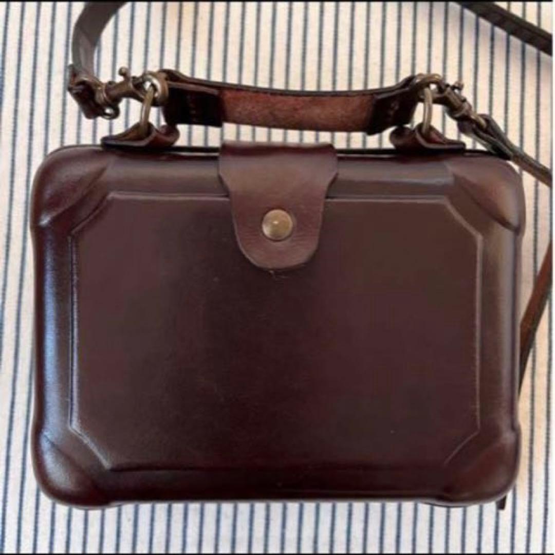 型押しのトランク型　ミニバッグ　ポシェット　本革　斜め掛け