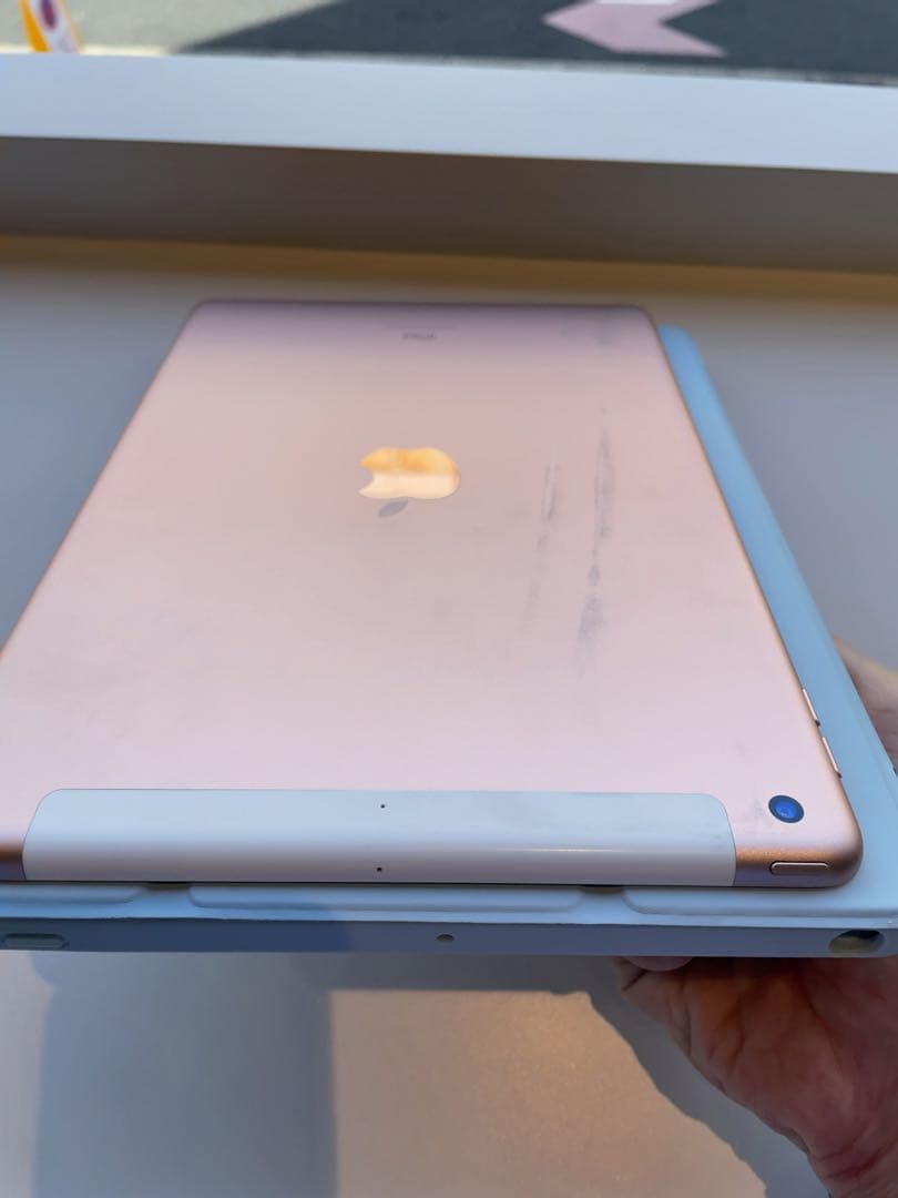 第７世代 32GB 10.2インチ iPad本体 カバー付 Cellular？