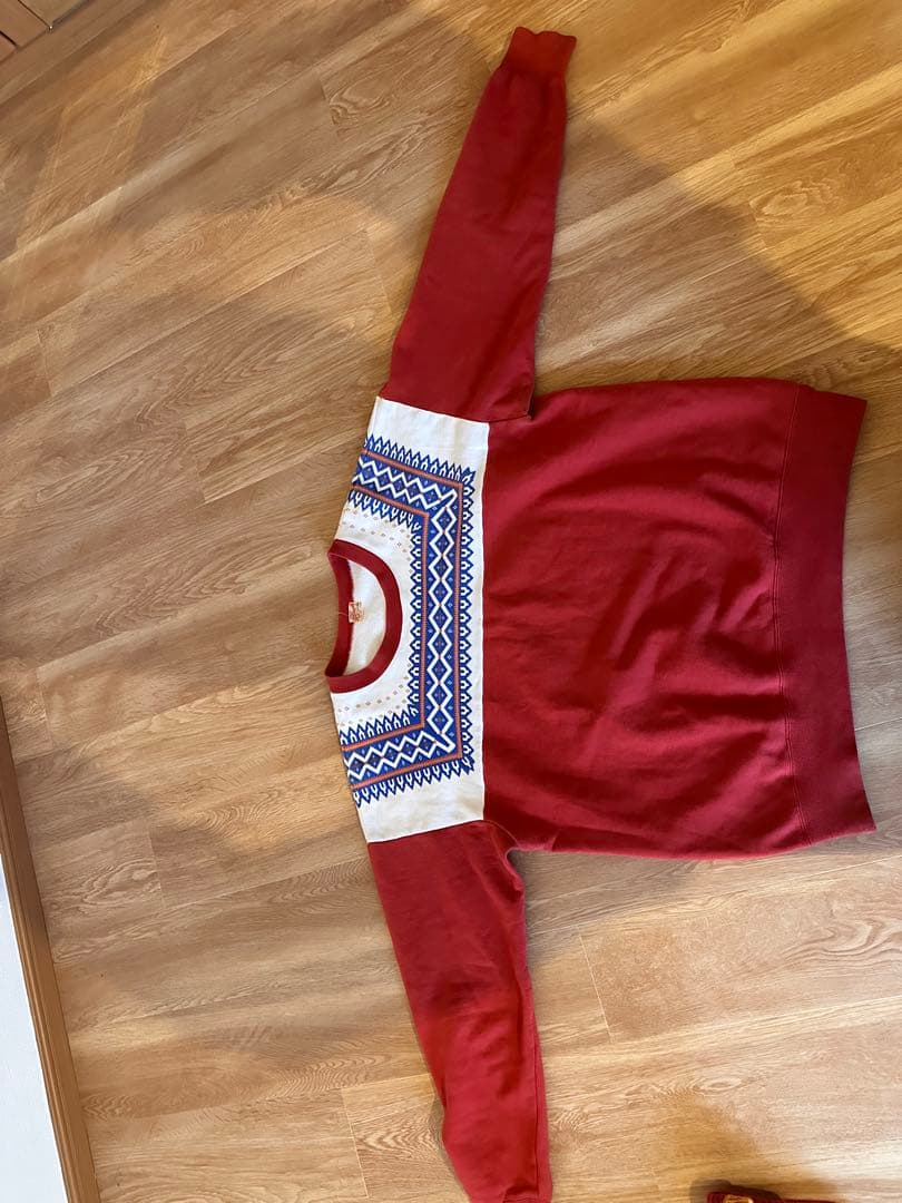 東洋エンタープライズ　ホワイツビル　スノー柄スウェット