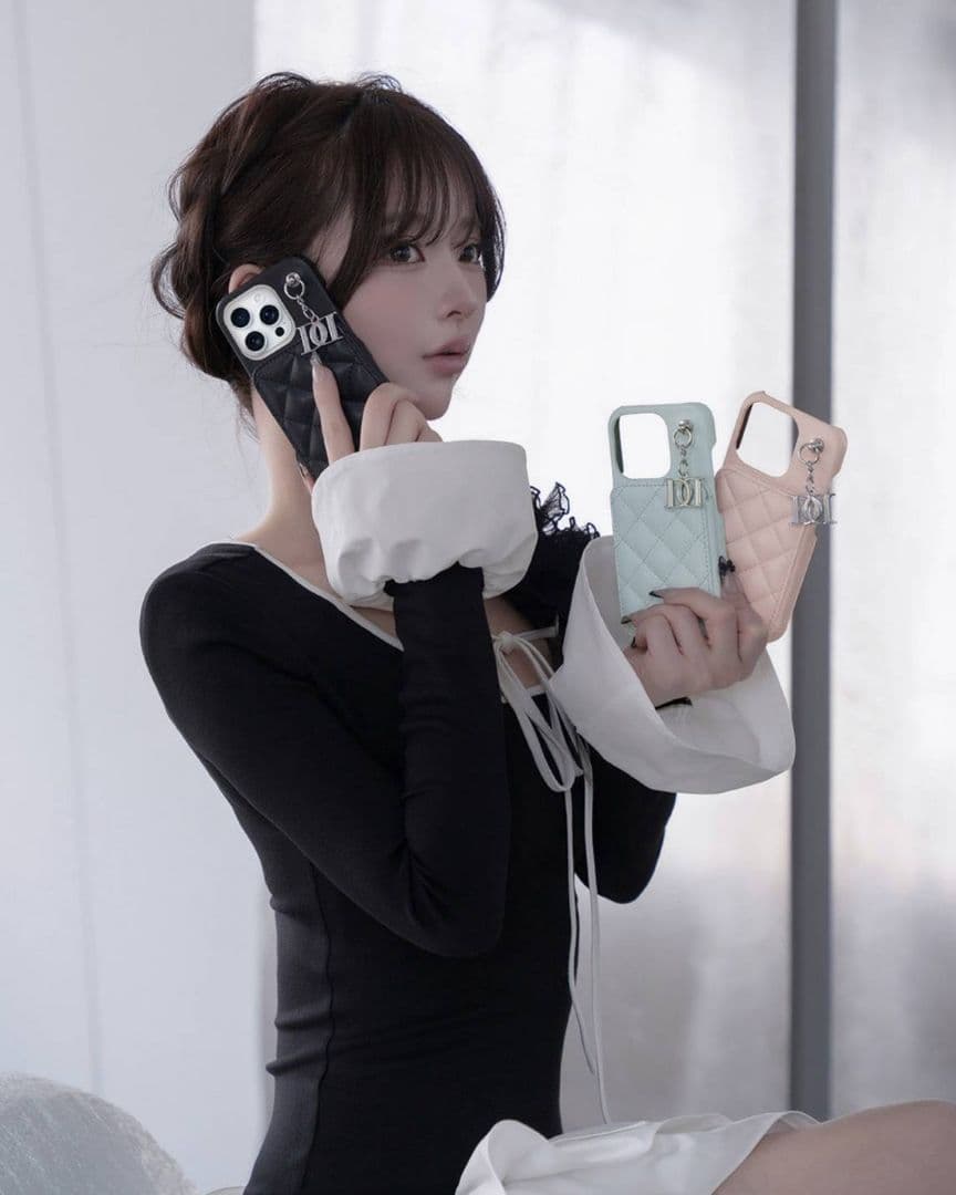 【商品名】キルティングミラーDDチャームiPhoneケース 16pro 黒