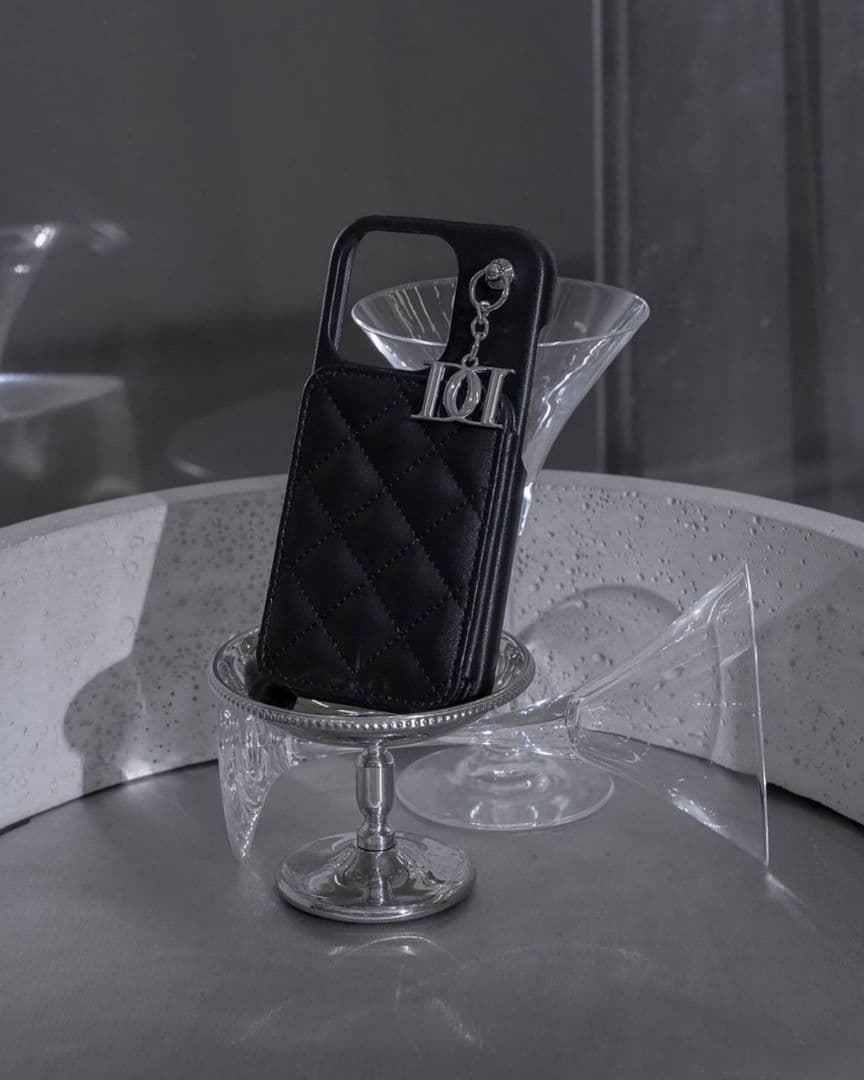 【商品名】キルティングミラーDDチャームiPhoneケース 16pro 黒