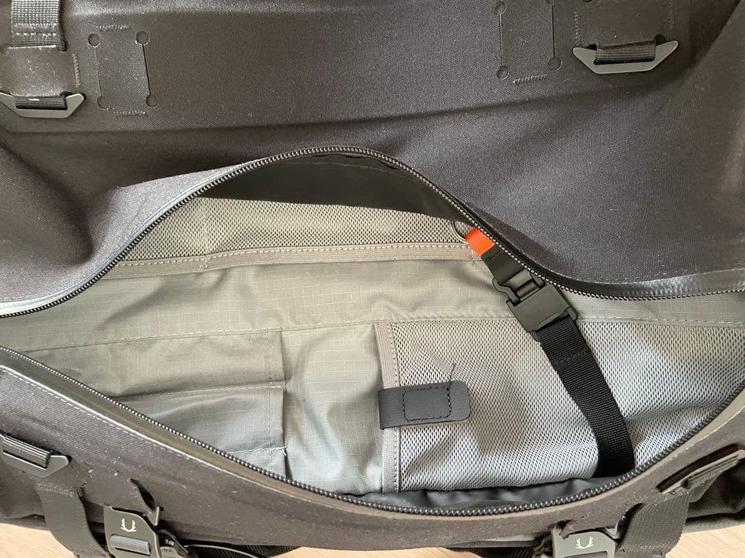 Black Ember FORGE ストラップ付