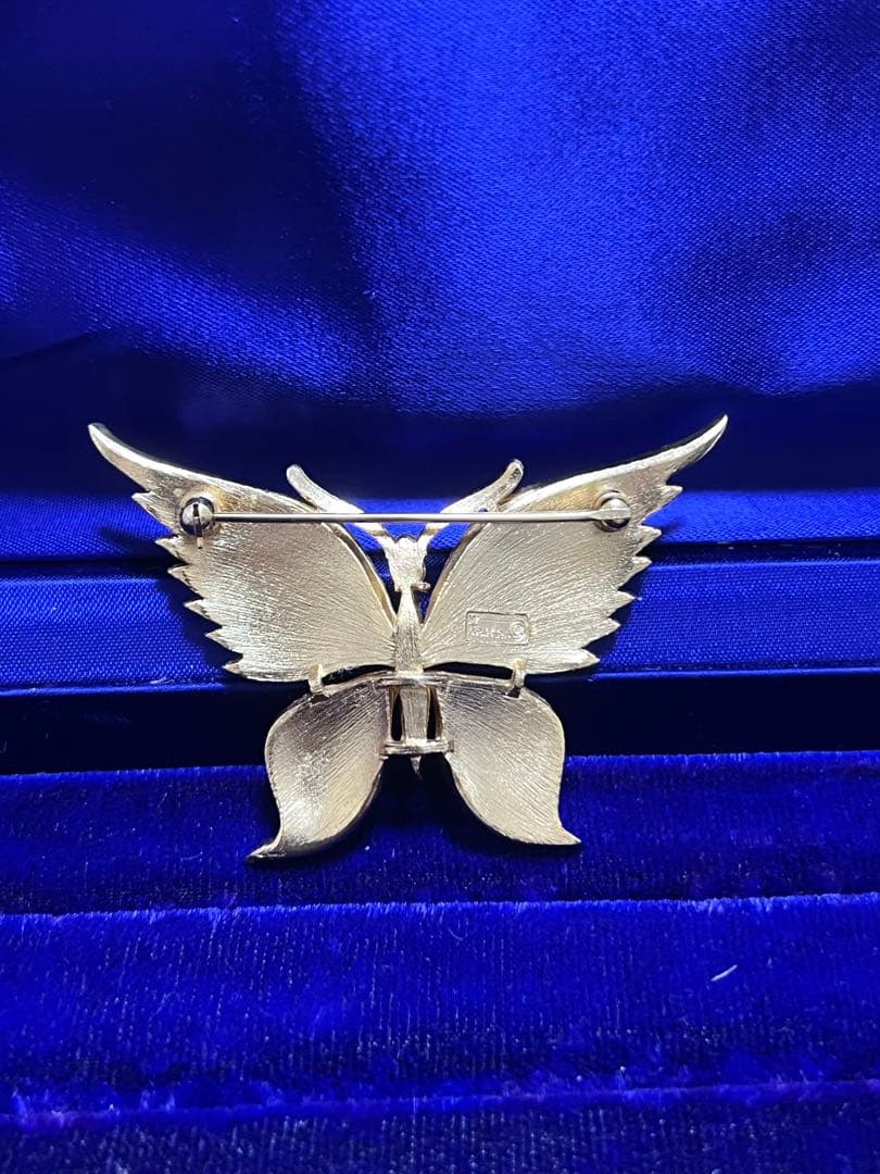 クラウントリファリ　蝶のブローチ