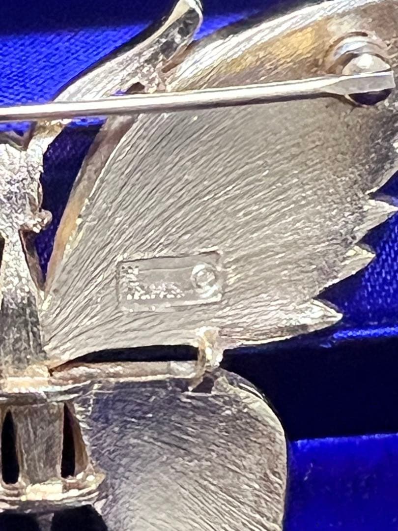 クラウントリファリ　蝶のブローチ