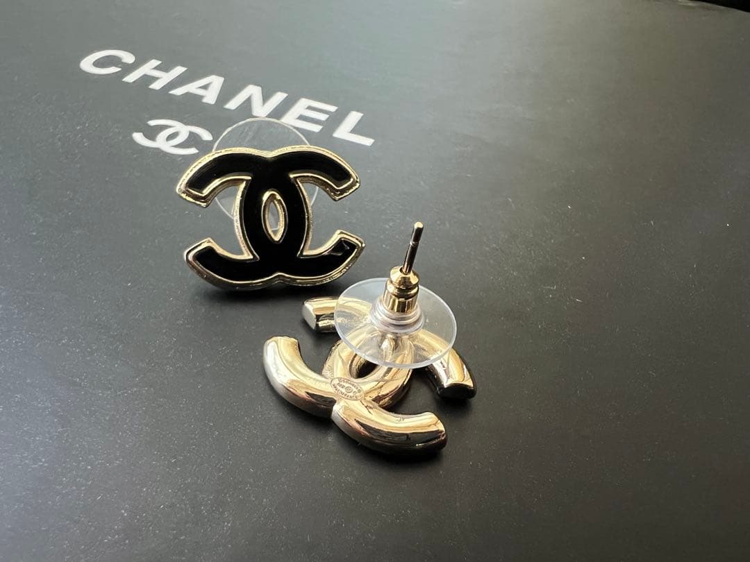 CCロゴピアス ブラック ゴールド