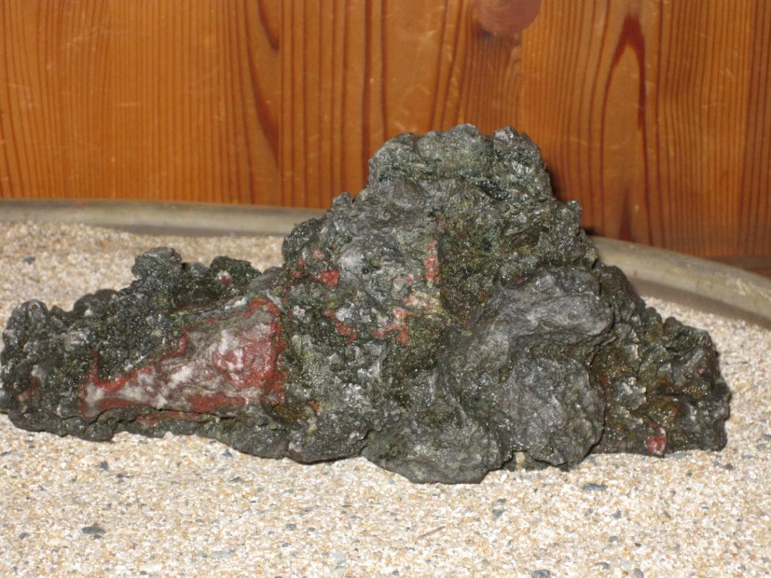 稲*曽様 水石　産地不詳　11cm x 23 x 11cm